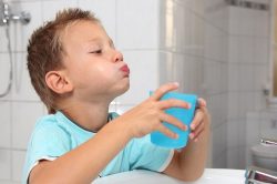 Полоскание горла перекисью водорода при ангине